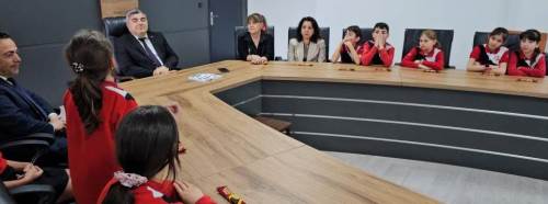 Afyonkarahisarlı 35 minik yazar, ilk şiir kitaplarını Sünnetci’ye takdim etti