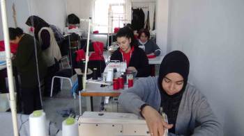 Afyonkarahisarlı Kadınlar Depremzedeler İçin Üretiyor
