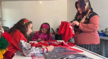 Afyonkarahisarlı Kadınlar Yörelerinin Rengarenk Kıyafetlerini Dikiyor
