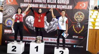 Afyonkarahisarlı Sporcular 10 Madalya İle Kente Döndü
