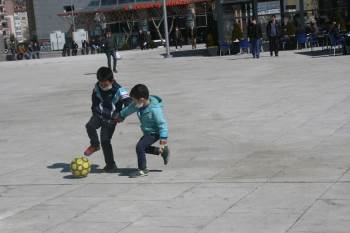 Afyonkarahisarlılar Kısıtlamanın Hafifletilmesi İle Kendilerini Sokağa Attı

