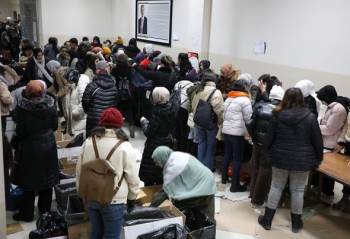 Afyonkarahisarlılar Yardım Toplama Merkezlerine Akın Ediyor
