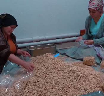 Afyonlu Kadınlardan Depremzedelere 2 Ton Erişte Yolladı
