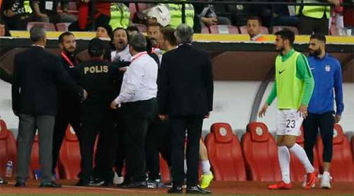 Afyonspor'un hocası hakeme saldırdı