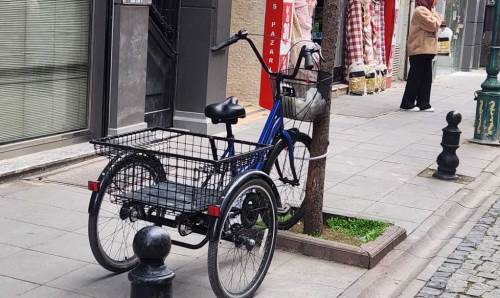 Ağaçlara bağlanan bisikletler tepki çekiyor