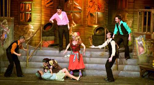 AĞIR ROMAN SEYİRCİYLE BULUŞTU