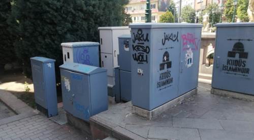   Ağlama duvarına çevrildiler