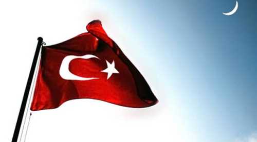 Ağrılarına rağmen bayrağı dalgalandırdı