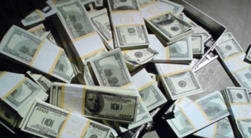 Ağzına kadar dolar dolu çanta buldu