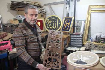 Ahşabı Dantel Gibi İşliyor
