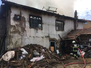 Ahşap Ev Alevlere Teslim Oldu
