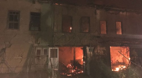 Ahşap ev yangında kül oldu