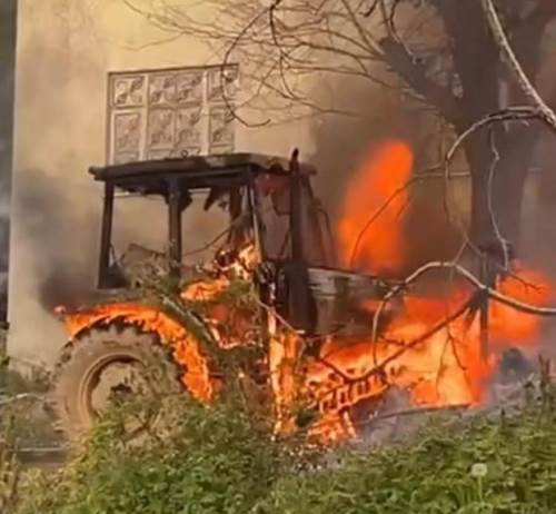Ahşap evde yangın: Traktör de kül oldu