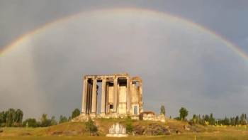 Aizanoi Antik Kenti’Nin Üzerinde Ortaya Çıkan Gökkuşağı Büyeledi
