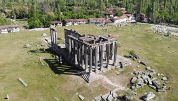 Aizanoi Antik Kenti Ziyaretçilerini Ağırlıyor

