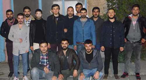 AK gençlerin mahalle sohbetleri sürüyor