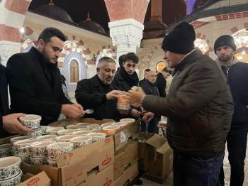 Ak Parti’Den Şehitler İçin Helva Dağıtımı Yapıldı
