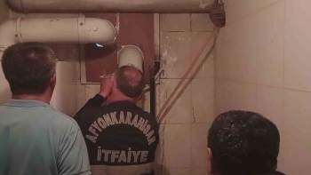 Ak Parti İl Binasında Kedi Kurtarma Operasyonu
