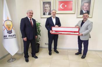 Ak Parti İstanbul İl Başkanı Kabaktepe’Ye Kılıç Hediye Etti
