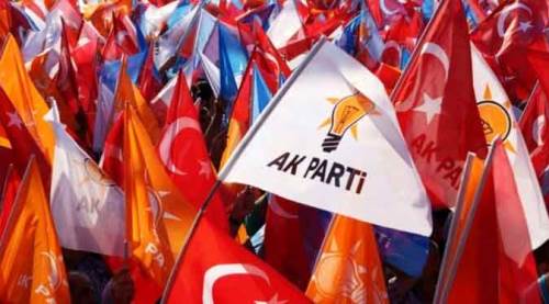 AK Parti kendi bacağına sıkıyor