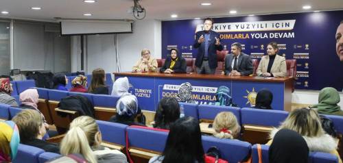 AK Parti'li kadınlar Eskişehir'in adayını alkışlarla karşıladı