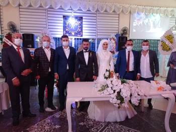 Ak Parti’Nin Mutlu Günü
