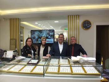 Ak Parti Teşkilatı Esnafa Bayrak Dağıttı
