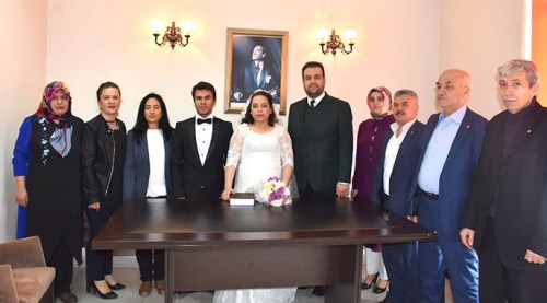 AK Parti yeni çifte ev kurdu