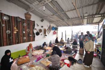 Ak Partili Kadınlardan Depremzedeler İçin Yardım Etkinliği
