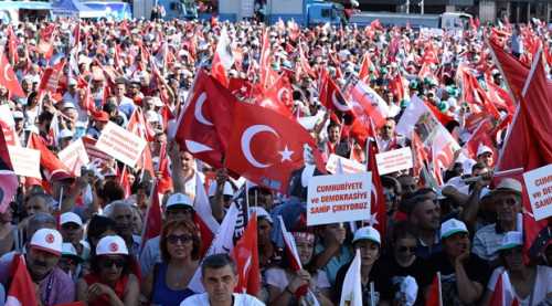 Ak Partililer CHP mitinginde yürüdü