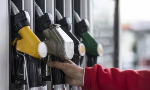 Akaryakıt fiyatları değişti: Motorine zam, benzine indirim geldi