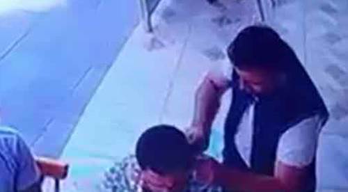 Akıl almaz: Börekçide otururken kulağını kesti!