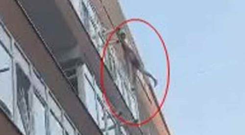 Akıl almaz anlar: Camdan böyle sarktı