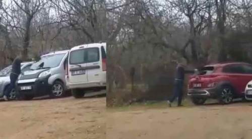 Akıl almaz anlar: Elinde kürekle araçlara saldırdı!