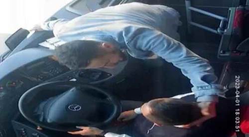 Akıl almaz anlar: Kaptanı rehin alıp otobüsü kaçırdı