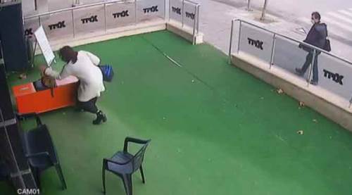 Akıl almaz gaddarlık! Görüntüyü izleyen şok oldu