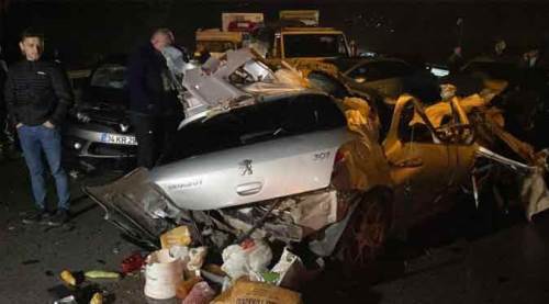 Akıl almaz kaza: 26 araç birbirine girdi