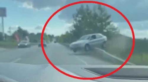 Akıl almaz kaza: Bariyere asılı kaldı!