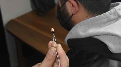 Akıl almaz kopya düzeneği: Maskeden kamera, kulağından böcek çıktı!