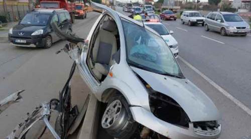 Akıl almaz kurtuluş: Parçalanan otomobilden sağ çıktı!