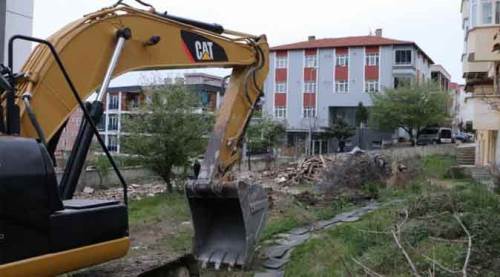 Akıl almaz olay! Adresi karıştırdı, yanlış binayı yıktı!