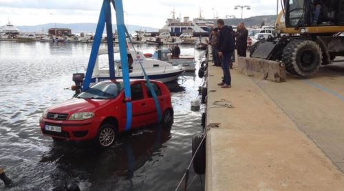 Akılalmaz olay, otomobil tekneye çarptı!