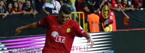 Akın forma giyebilir 