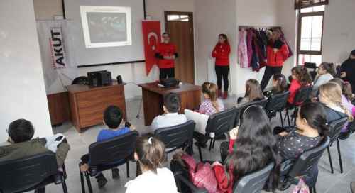 AKUT eğitim veriyor