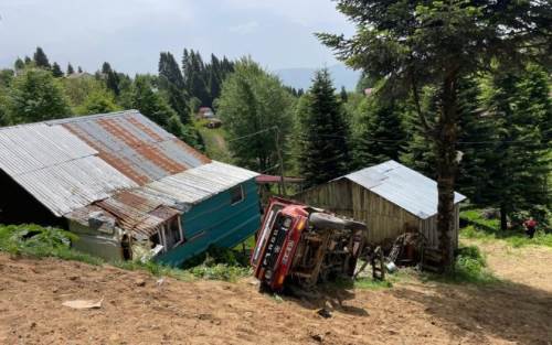 Akyazı’da kamyonet şarampole devrildi: 1 ölü, 1 yaralı