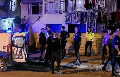 Akyazı’da yabancı uyruklu kişi bıçakla tehdit savurdu, sınır dışı edildi