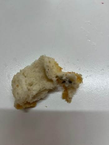 Aldıkları Ekmeğin İçinden Çıkanı Görünce Şok Oldular
