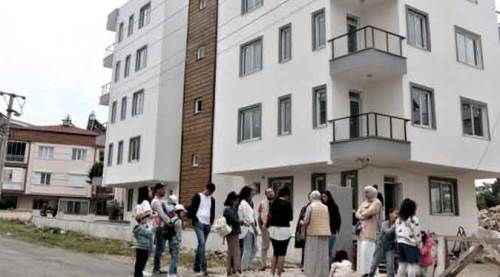 Aldıkları evleri  sadece dışarıdan izleyebiliyorlar