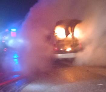 Alev Alan Otomobil Kullanılmaz Hale Geldi
