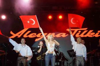 Aleyna Tilki’Yi Bilecik’Te Binlerce Kişi İzledi
